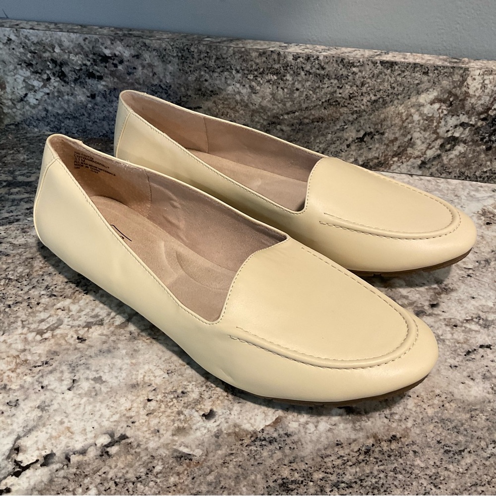 White Mountain Cliffs Womens Size 11M Gracefully Flat Loafer Shoes CREAM Color